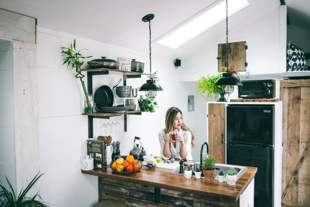 une cuisine avec des plantes vertes